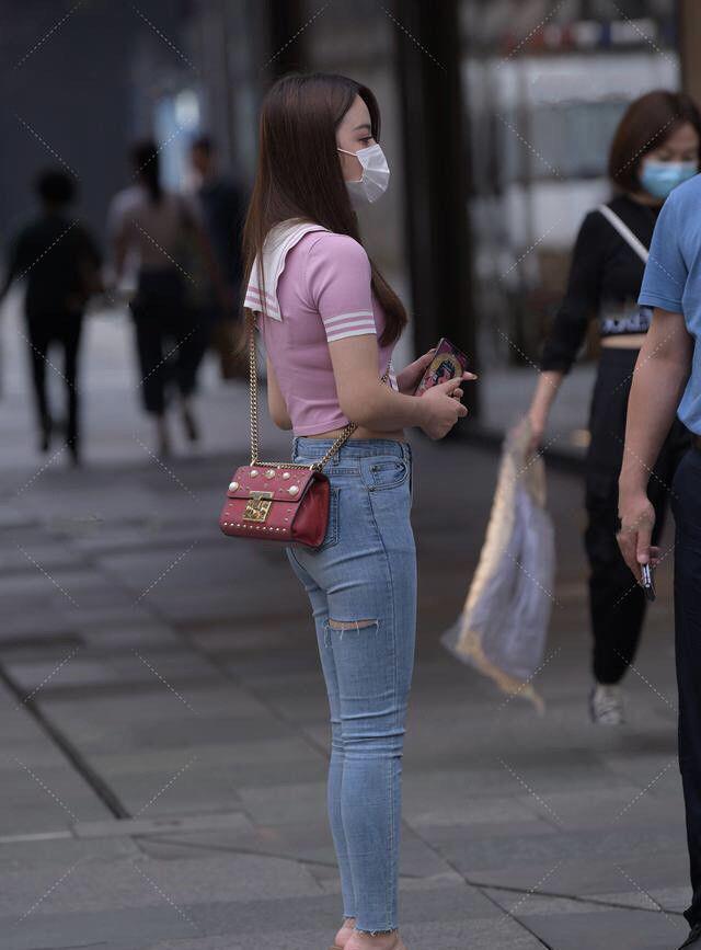 街拍|街拍：小姐姐另类粉紫色水手服，搭配性感破洞裤，成熟与可爱并存