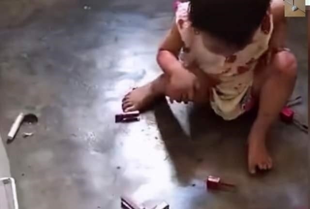 口红|“崩溃妈妈”坐地抱头痛哭,昂贵口红被熊孩子破坏:真是亲生的