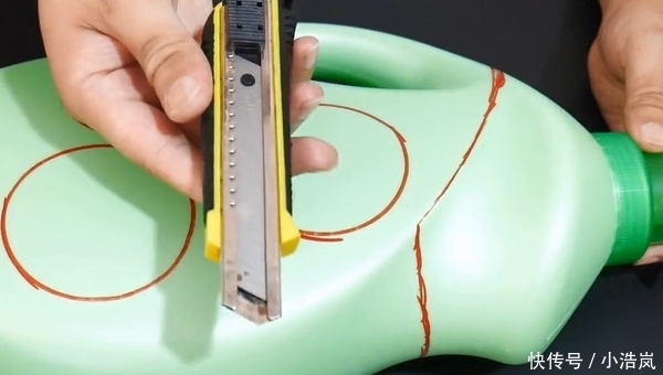 洗衣液瓶别当废品卖了,中间切3个圆,放在卫生间,全家人抢着用