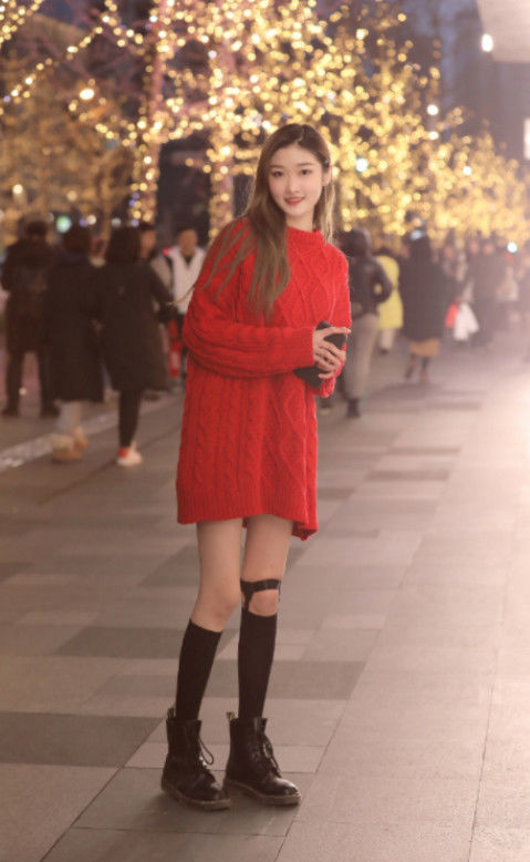 街拍紧身短袖+黑色裙子,小美女委婉一笑百媚生