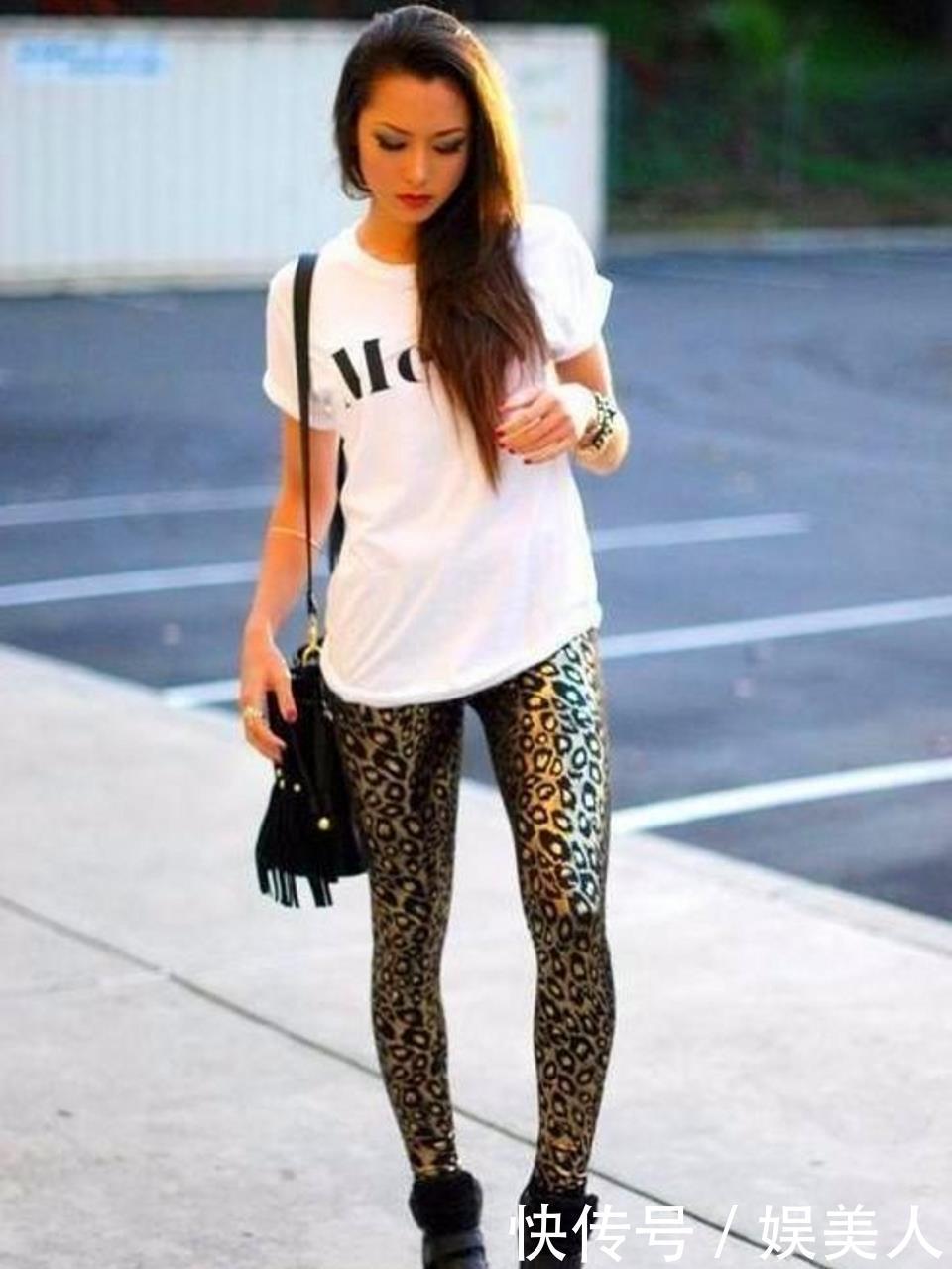 路人街拍,蕾丝设计的短袖搭配蓝裙子,简约唯美