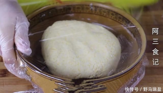 玉米面最好吃的做法,开水一烫,简单一揉,比吃肉还过瘾,太香了