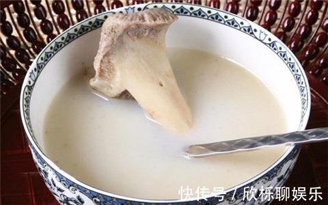骨胶原|无论炖什么骨头汤，最忌直接加水，多加这1步，汤汁更香更浓白！