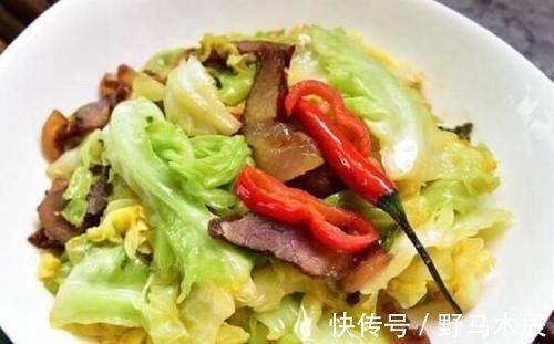 炒包菜总是很水很乏味？看看大厨怎么炒，鲜嫩入味，超级好吃