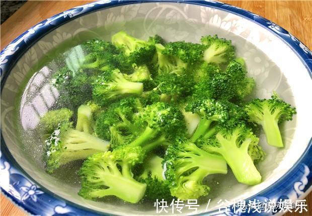 西兰花|营养丰富的西兰花,焯水后要不要过凉水?这样做才正确,颜色翠绿