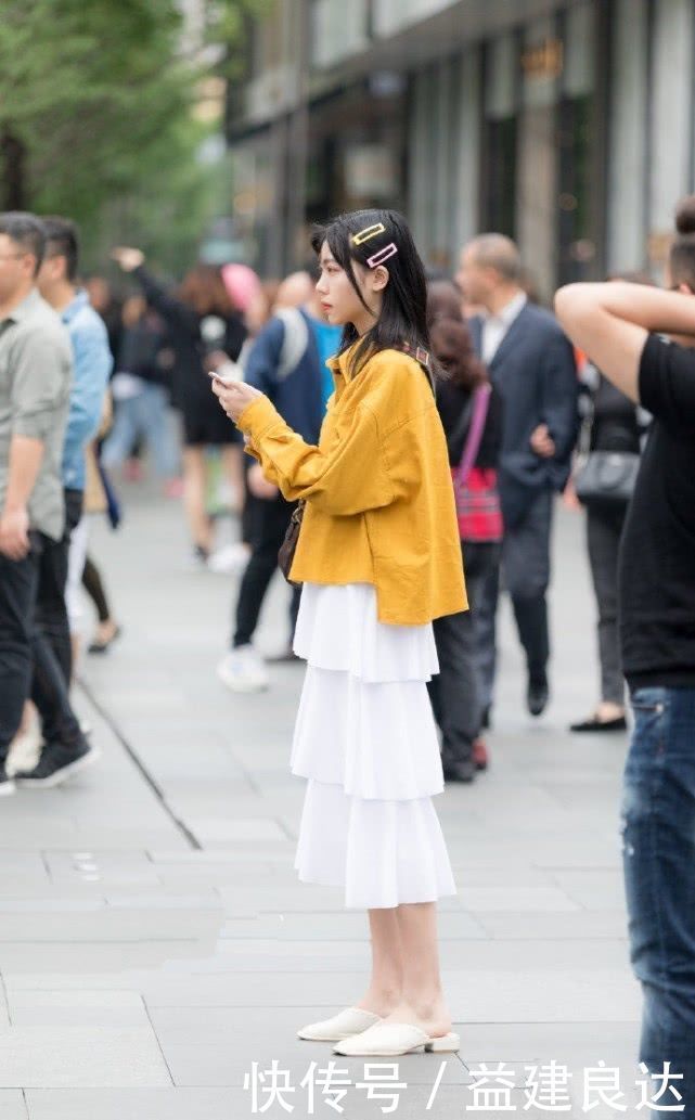 美女|街拍：气质清秀的时尚小姐姐，柔美裙子搭配休闲衫，时尚大方