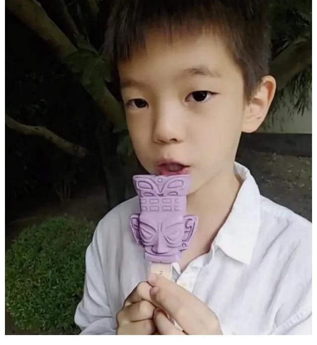 李现|霍思燕晒嗯哼吃雪糕视频,白衬衣少年好帅,“迷你版李现”没错了