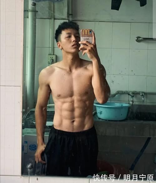 健身|拥有八块腹肌人鱼线的体育生,网友:不争气的眼泪从嘴角流了下来