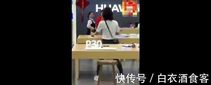 华为|漂亮小姐姐进店怒砸华为产品！店员却“无动于衷”？网友：联想派来砸场子！