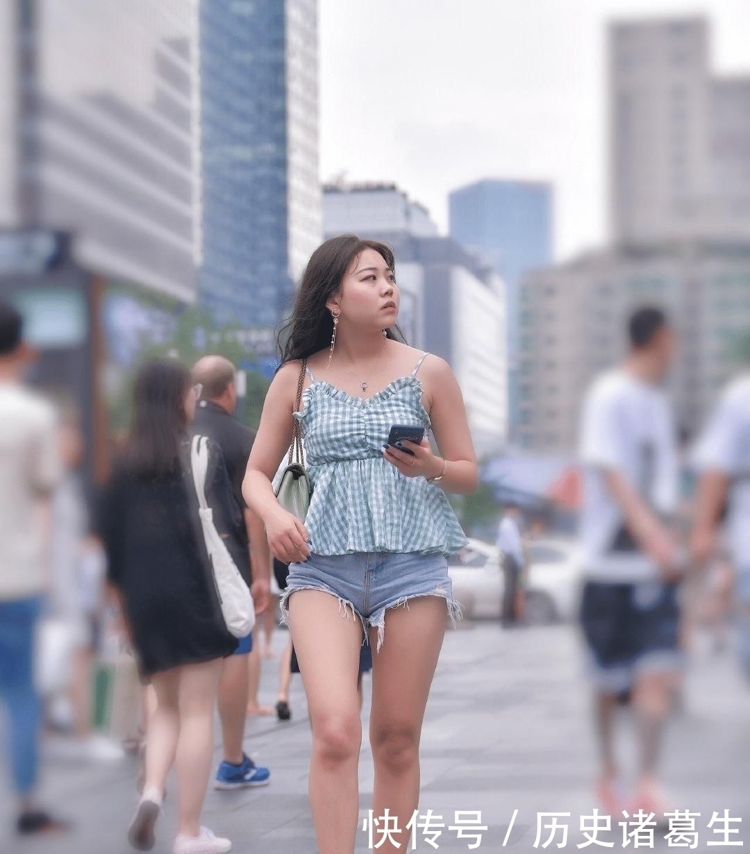 微胖身材也要穿出时髦感，单品选择更要有技巧，时尚造型凹起来