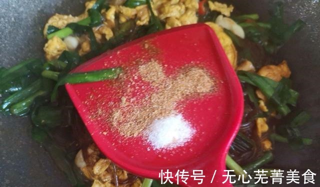 鸡蛋和粉丝一块做,炒一炒就出锅,方便简单,好吃又下饭!