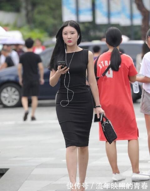 小姐姐|选择简约修身的黑色裙装,满足你对优雅造型的追求!
