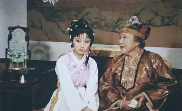 宝钗&王夫人的一句称呼,点出了她对宝钗和黛玉的不同态度