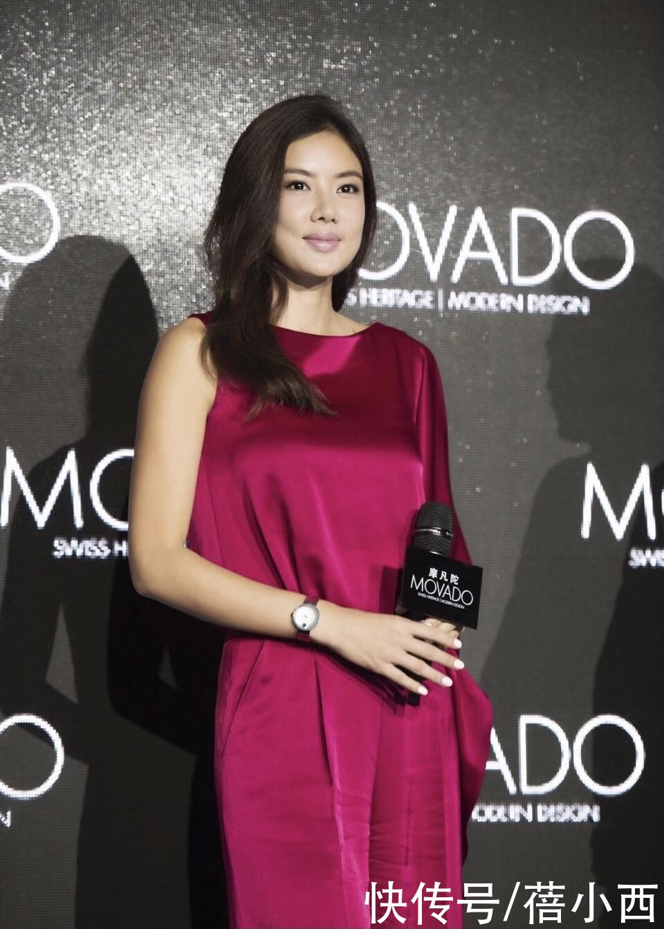 减肥成功|乐基儿减肥成功后，烫了新卷发，穿露背紧身裙美得如此惊艳、高级