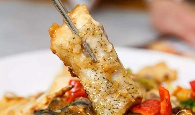 吃鱼时第一筷子夹哪里，就能看出他的性格，自私的人都会夹这块