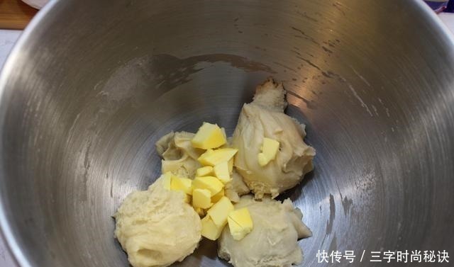 做面包，我喜欢这个方子，又香又软，放3天不硬，大人小孩都喜欢