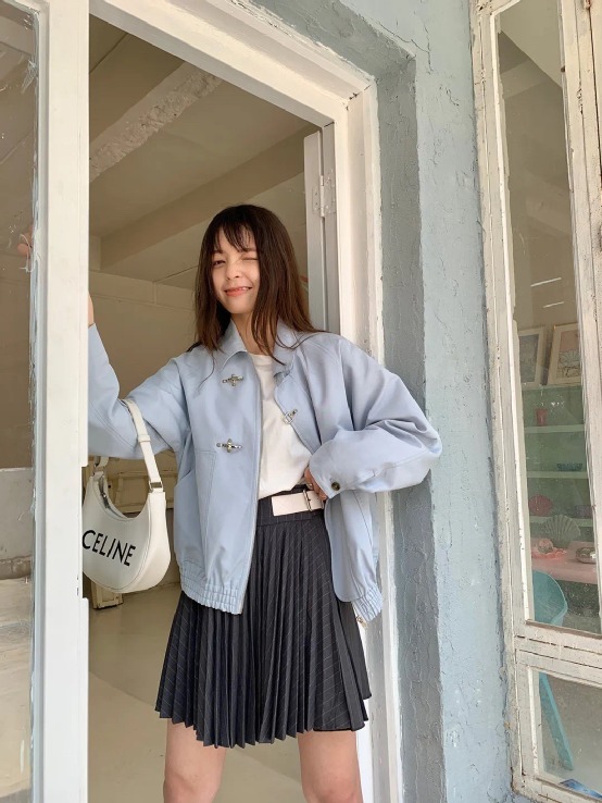 初春的温柔穿搭得这样穿!薄外套+奶油裙,真女人的时髦穿法