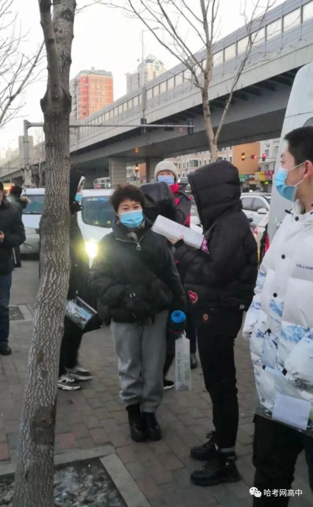 家长|2020哈市学考现场直击！考场内学生奋勇答题，考场外家长战严寒默默加油！