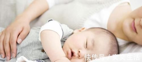 哭闹|为何抱着婴儿站起来,他就不哭了?聪明爸妈用这2招,轻松哄睡娃