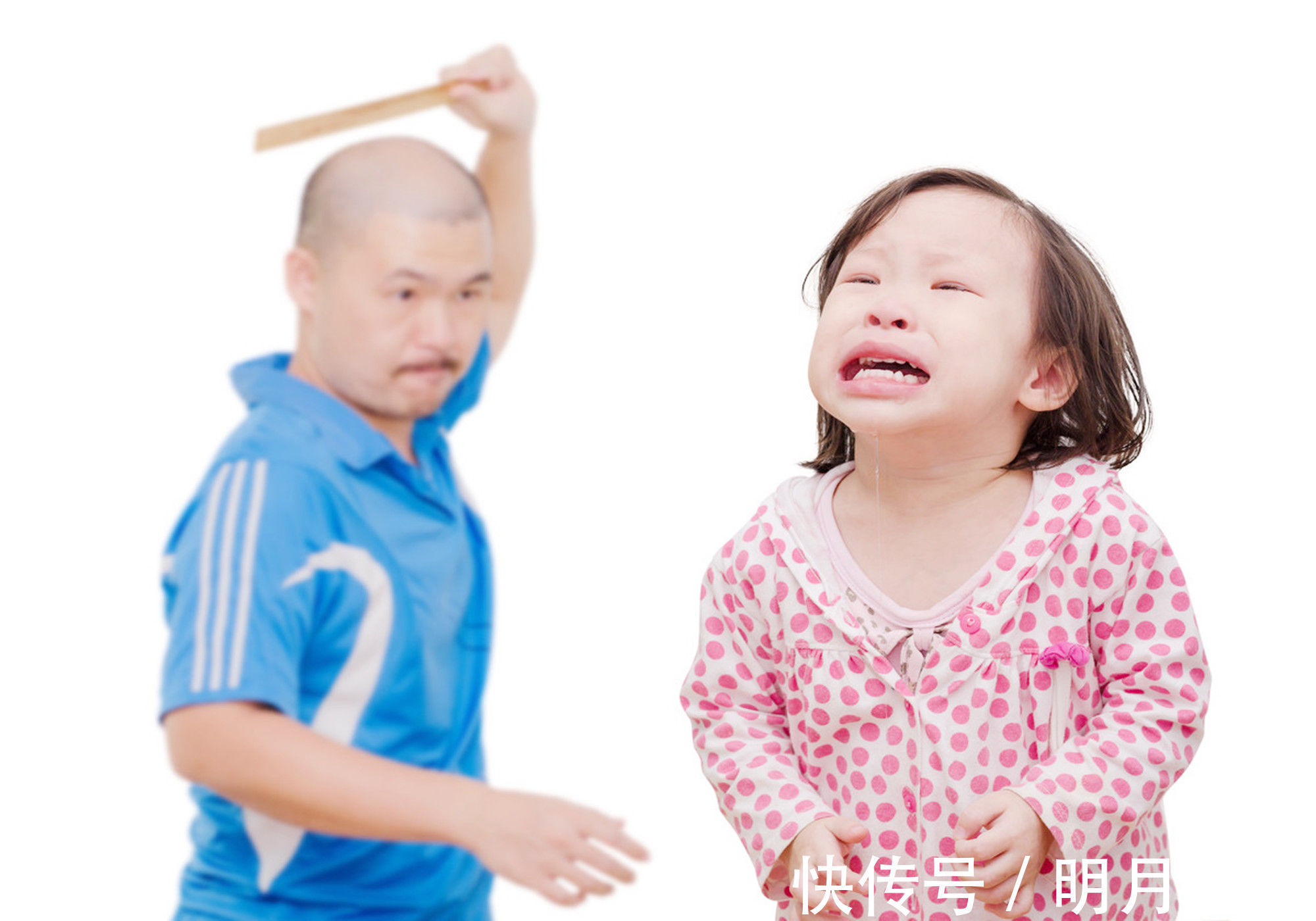 心理|孩子挨打时,若有三种反应,暗示心理已出问题,父母不停手很危险