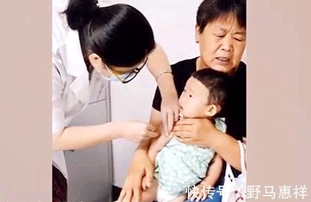 孩子|孙子打针奶奶却火了祖孙俩表情神同步,网友真是亲孙子