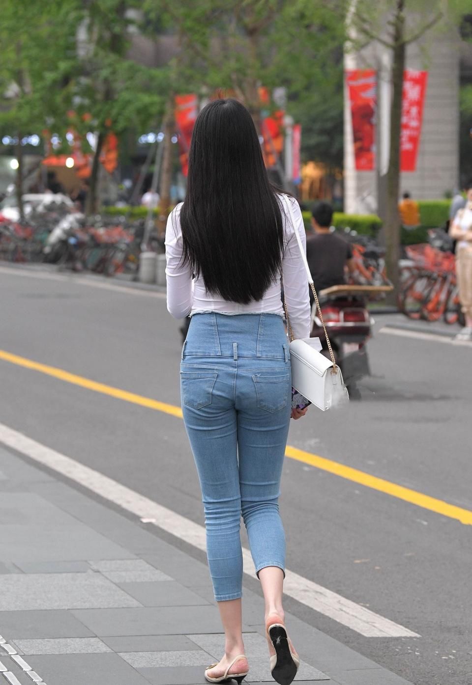 街拍美女：无数女孩证明，牛仔裤确实适合长腿！