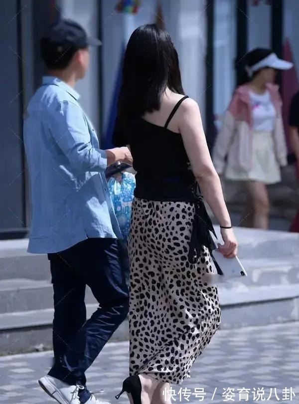 时尚 波点元素现在正流行,搭配吊带穿出不一样的美,时尚减龄