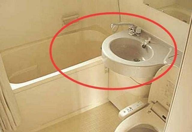 厕所|亲戚家的2平米超小厕所,马桶洗手台浴缸全都有,厉害吧