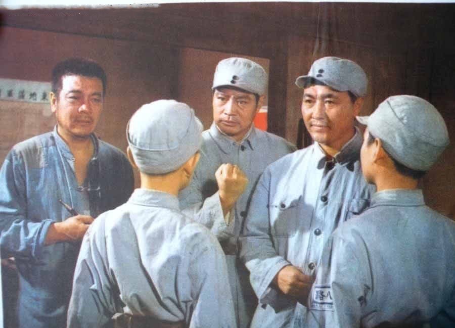 师长|敌机轰炸,师长埋山洞,飞出2只苍蝇,指挥员:还有救!果不其然