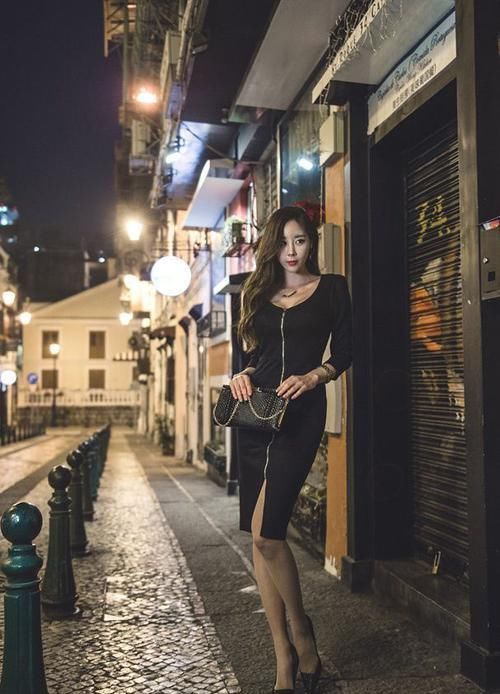 街拍婀娜多姿的小姐姐,紧身包臀裙穿搭,尽显成熟韵味