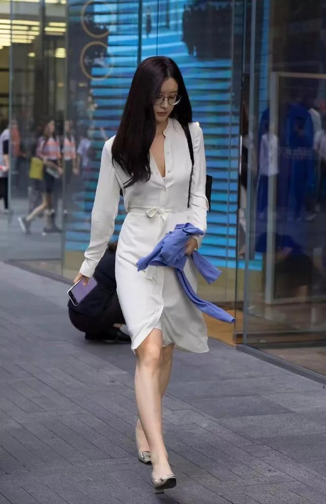 衬衫裙|小姐姐身穿圆领的修身体恤,搭配紧身牛仔裤,看上去充满着个性