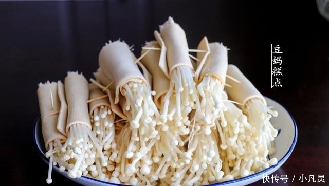 豆腐叶新吃法,卷一卷煎一煎,酱汁浓郁,素菜瞬间变大菜