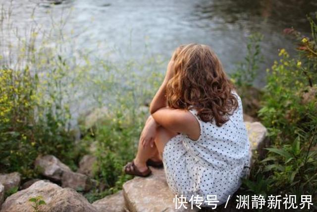 女儿|''妈妈,同桌总是摸我'',妈妈机智的回答,挽救了女儿的一生