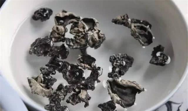 很多人泡木耳的方法都错了,要这样做才对,泡的干净又快!