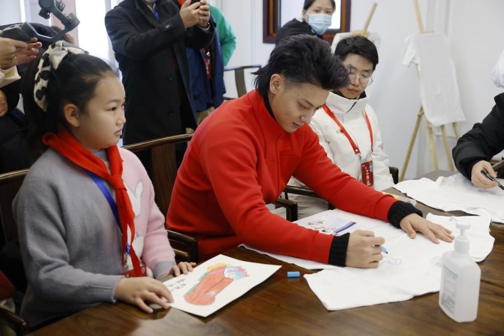 马伯骞|[图]百城千校“画冬奥 滑冰雪 话健康”互动体验活动