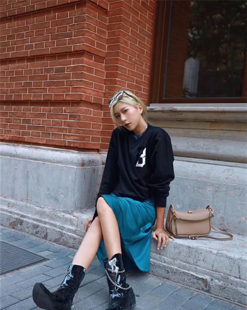 不穿风衣照样高级！看今年流行的卫衣风潮，学会“叠穿”才更时髦