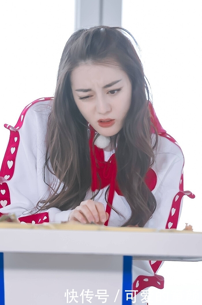 再次翻到迪丽热巴在《跑男》中的桃花妆,花钿妆直接笑喷了!救命