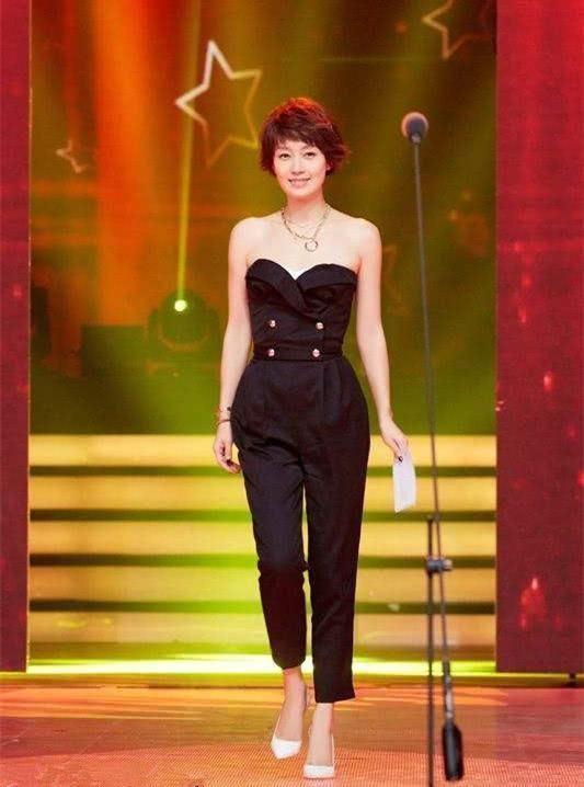 马伊琍|没想到啊！马伊琍才是“妈妈圈”最时髦，穿抹胸连体裤，清爽干练