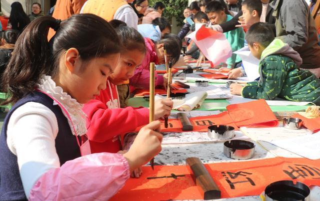 纪晓岚$刘家人出上联“刘邦刘备刘德华”,周家人对出下联堪称经典