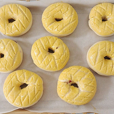 甜甜圈酥皮面包
