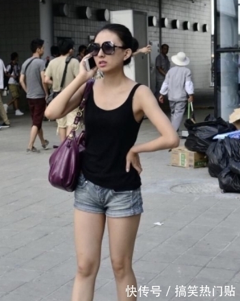 街拍|街拍小姐姐穿黑色吊带裙子搭配vans滑板鞋非常的时尚