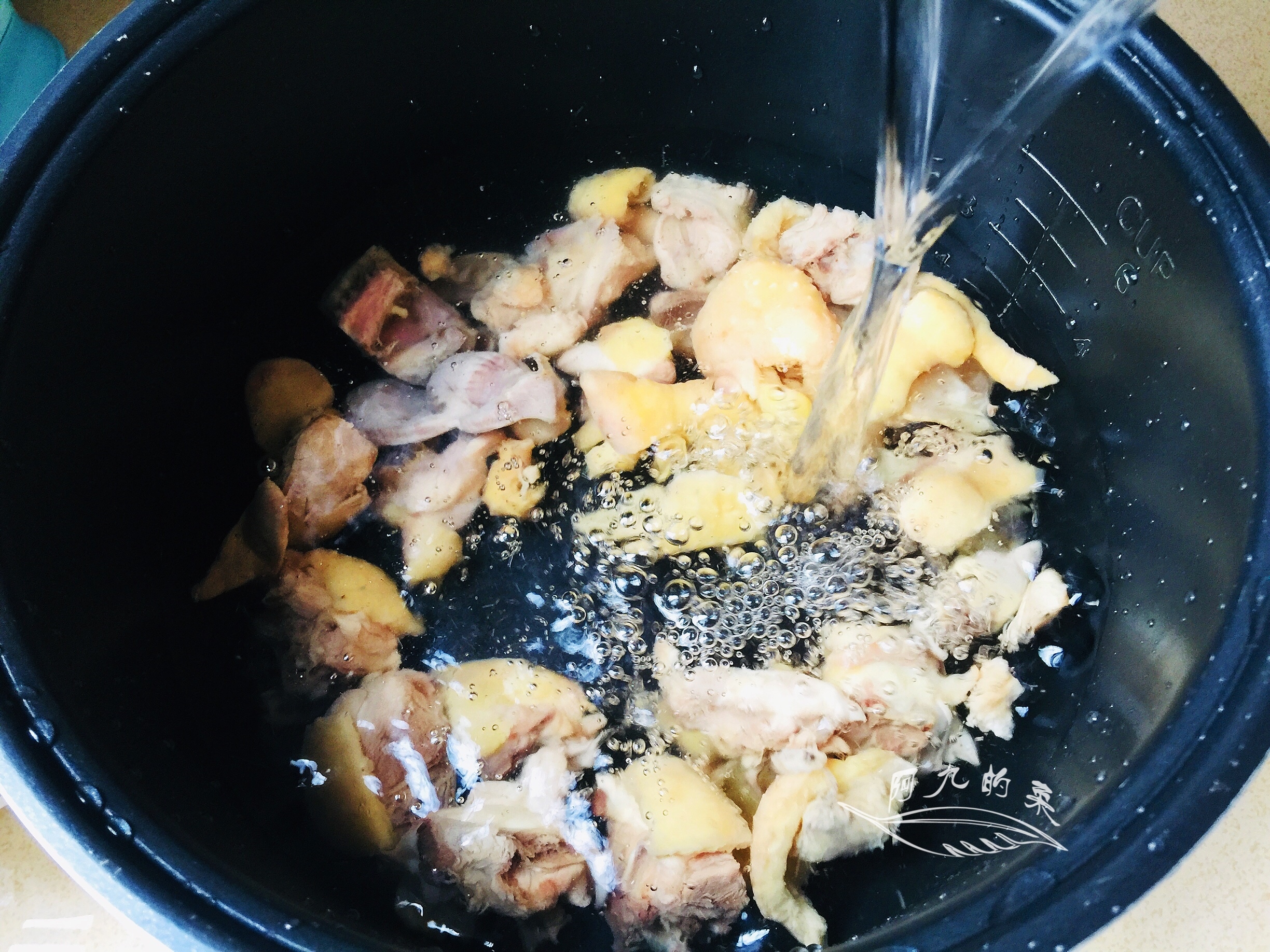 鸡肉|入秋后，煲鸡汤多加这2样食材，鲜甜又营养，好喝不上火