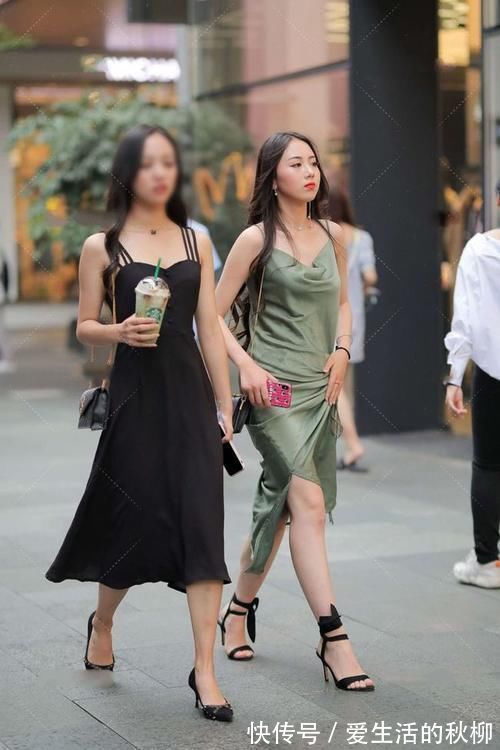 人大方 红色的连衣裙,荷叶边的裙摆柔美减龄,无袖的设计清凉无比