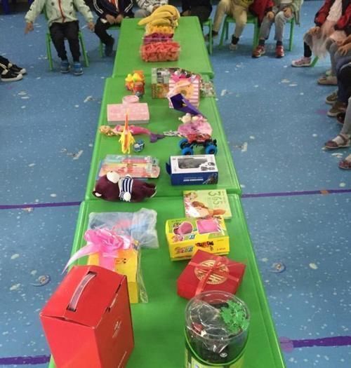 疏忽大意|幼儿园孩子互赠礼物,花1千元换回“小纸人”,妈妈:太不公平了