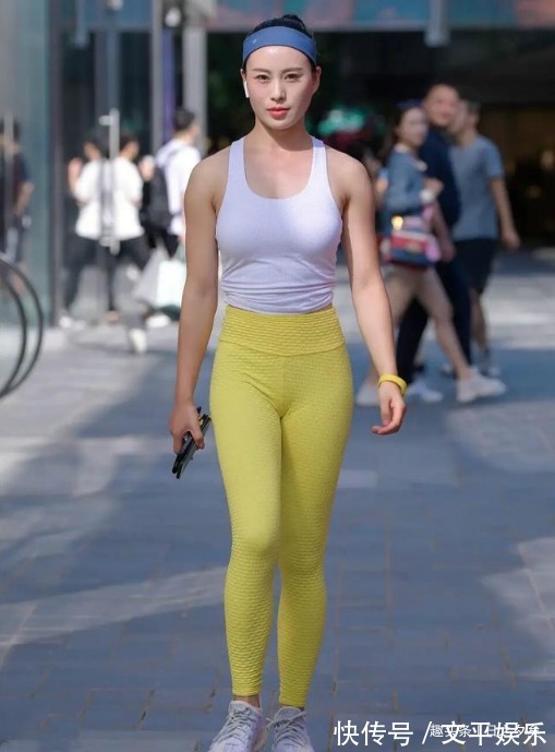 穿搭 丰润多姿的打底裤美女,给路人上了一堂“形体课”!