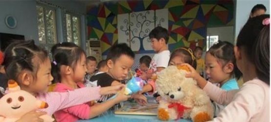 走秀|幼儿园新年联欢成“贵族晚宴”,家长带娃盛装走秀,网友:养不起
