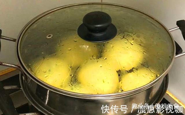 家里有面粉的一定要学着做,上锅一蒸香软可口,出锅孩子们抢着吃