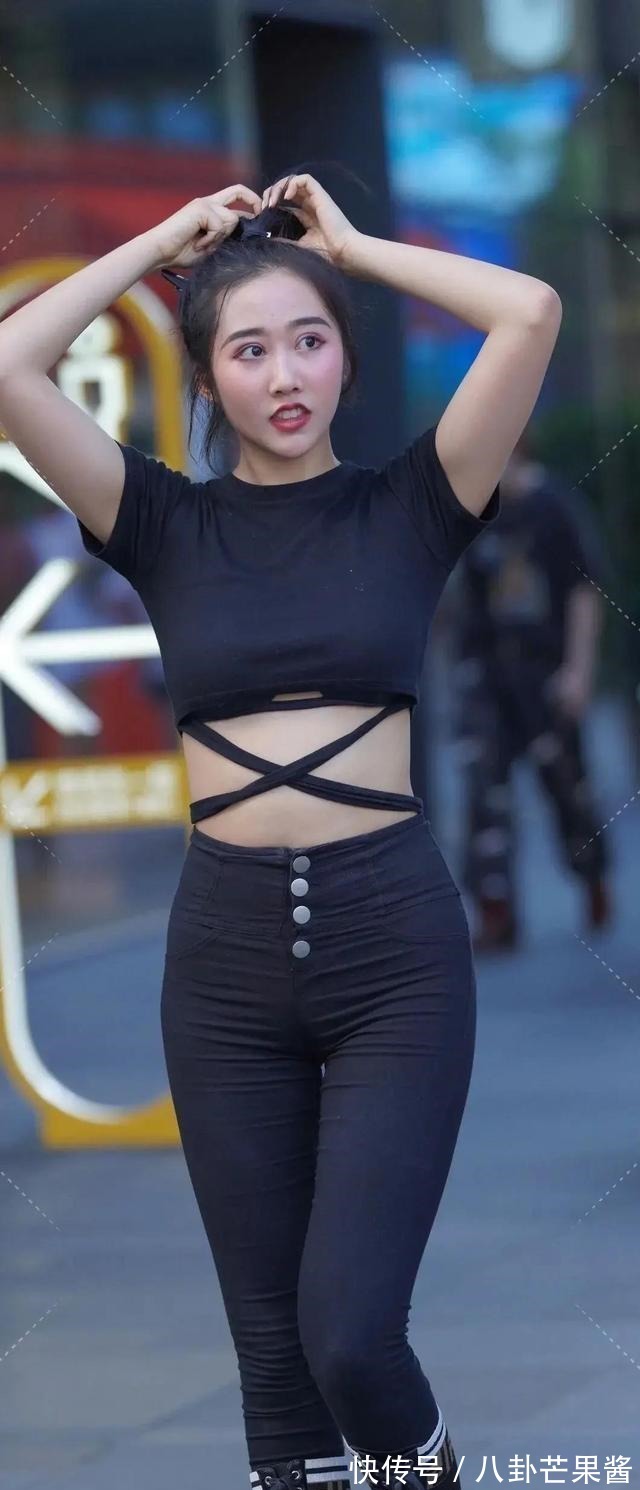 时髦 穿“沙漏型”打底裤的辣妈,着装就要选择时髦一点的,简约靓丽!