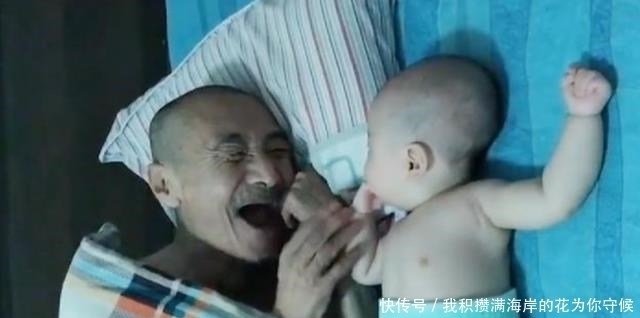 老人|百岁太爷爷和玄孙跨世纪的见面,相视一笑的瞬间,网友:莫名泪目