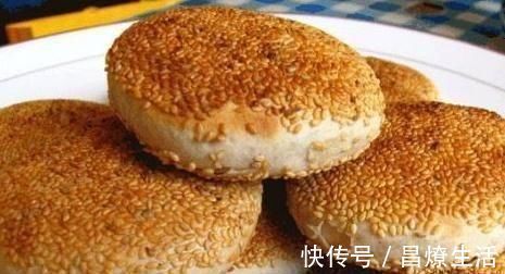 想吃烧饼自己做,省钱又好吃,成本不到一块钱,酥香层次多